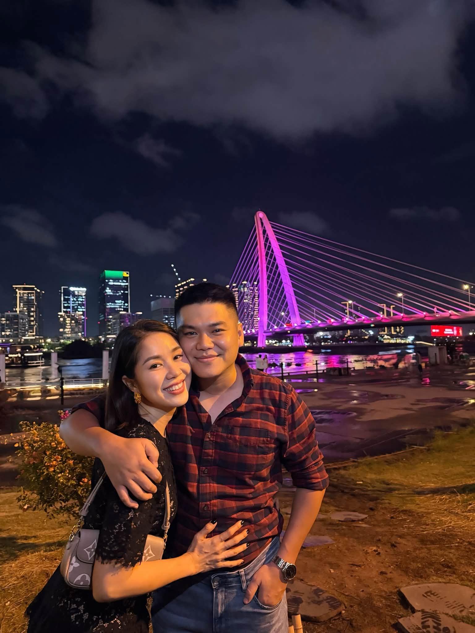 Nam ca sĩ cưới mẹ đơn th&acirc;n hơn 7 tuổi, c&oacute; 1 con ri&ecirc;ng: D&agrave;nh cả thanh xu&acirc;n v&agrave; nhan sắc cho gia đ&igrave;nh- Ảnh 1.