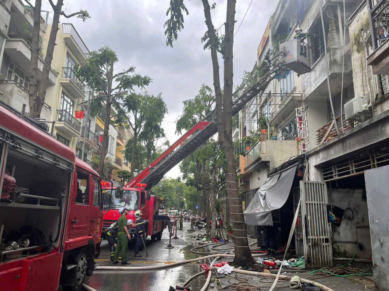 Vụ ch&aacute;y biệt thự liền kề ở H&agrave; Nội: 2 người đ&atilde; tử vong, nh&acirc;n chứng kể lại thời điểm xảy ra sự việc- Ảnh 2.