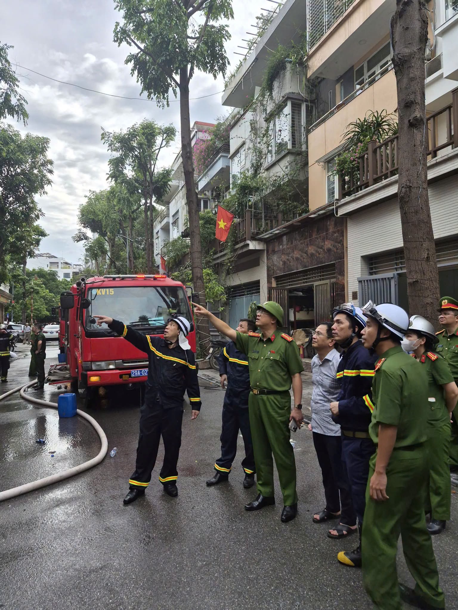 Vụ ch&aacute;y biệt thự liền kề ở H&agrave; Nội: 2 người đ&atilde; tử vong, nh&acirc;n chứng kể lại thời điểm xảy ra sự việc- Ảnh 3.
