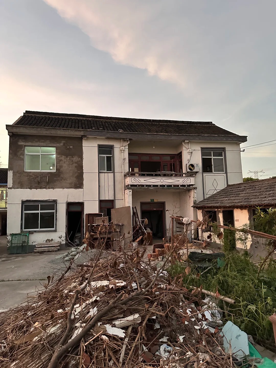 Thu&ecirc; nh&agrave; cũ 5 triệu, chi 500 triệu để sửa lại: Ch&agrave;ng trai ngủ dậy l&agrave; thấy điều "đắt gi&aacute;"- Ảnh 3.