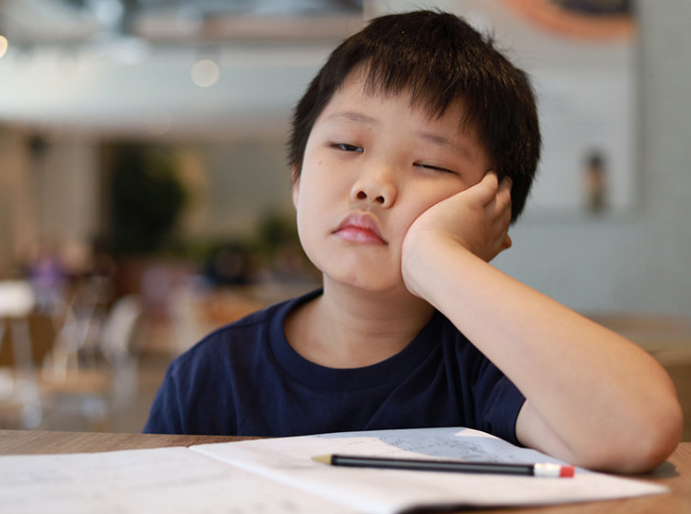 Con c&oacute; 2 dấu hiệu n&agrave;y, cha mẹ hết sức cẩn thận: Lớn l&ecirc;n ch&uacute;ng dễ sống thụ động v&agrave; thất bại trong cuộc sống!- Ảnh 1.