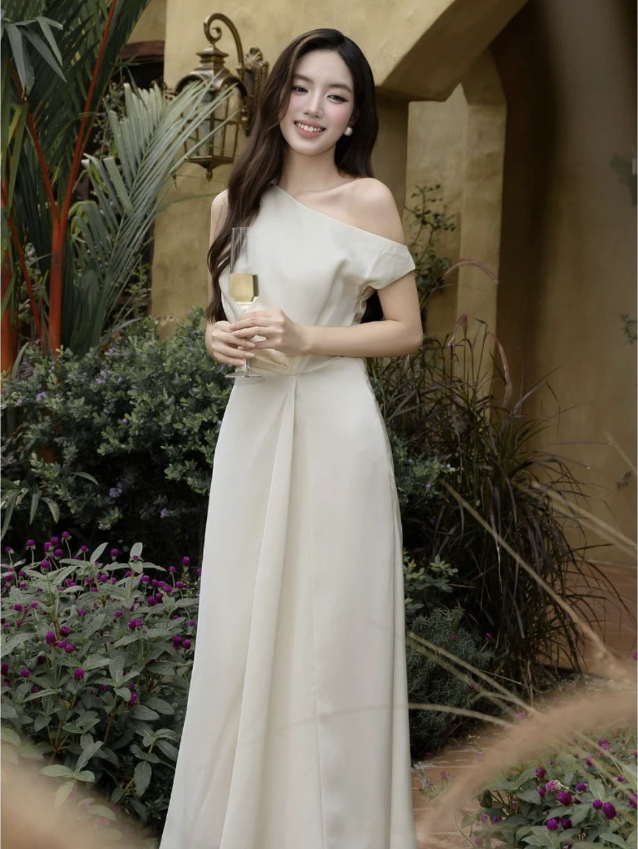 Đẹp v&agrave; cao sang như H&agrave; Tăng khi h&oacute;a th&acirc;n th&agrave;nh "Nam Phương Ho&agrave;ng hậu": Đầm lụa trắng t&ocirc;n l&ecirc;n vẻ đẹp qu&yacute; ph&aacute;i vượt thời gian- Ảnh 13.
