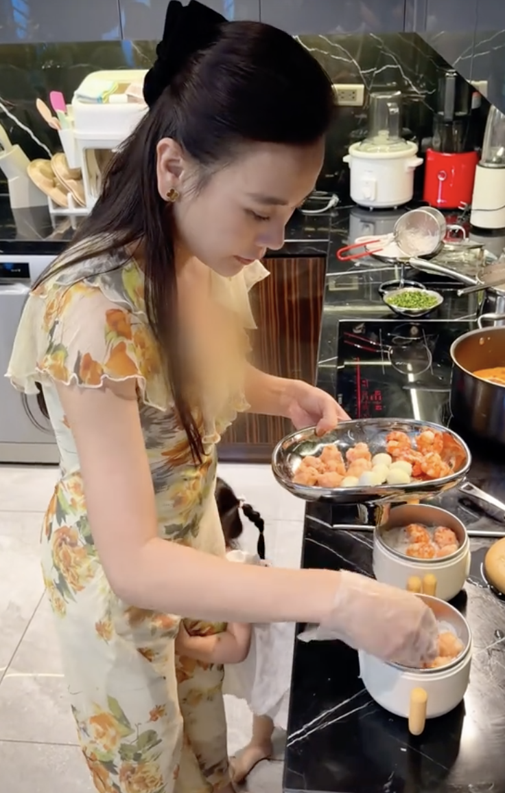 Phương Oanh một m&igrave;nh chăm cặp song sinh vẫn tự tay nấu ăn: Nh&igrave;n m&acirc;m cơm thấy độ tỉ mỉ- Ảnh 2.