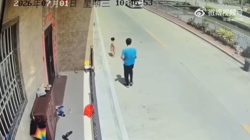 Người đ&agrave;n &ocirc;ng bế b&eacute; g&aacute;i n&eacute;m xuống s&ocirc;ng rồi bỏ đi - Ảnh 1.