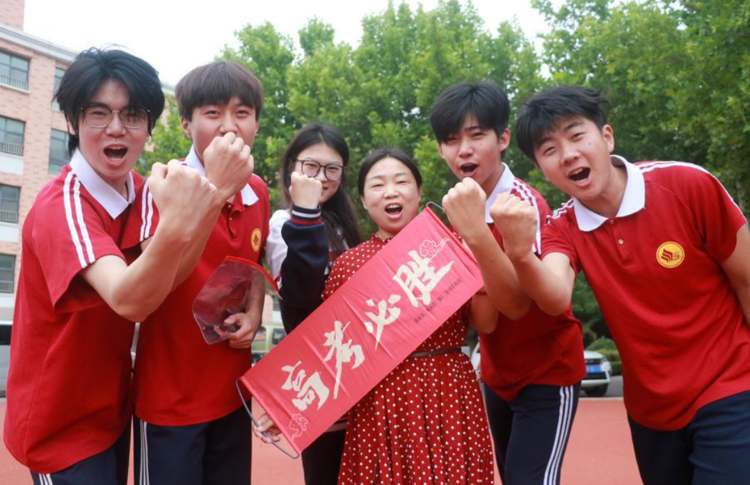 Giữa hơn 7,2 triệu th&iacute; sinh, nam sinh vẫn trở th&agrave;nh người duy nhất đạt điểm tuyệt đối m&ocirc;n To&aacute;n Gaokao - Ảnh 2.