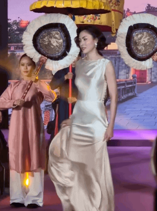 Đẹp v&agrave; cao sang như H&agrave; Tăng khi h&oacute;a th&acirc;n th&agrave;nh "Nam Phương Ho&agrave;ng hậu": Đầm lụa trắng t&ocirc;n l&ecirc;n vẻ đẹp qu&yacute; ph&aacute;i vượt thời gian- Ảnh 2.