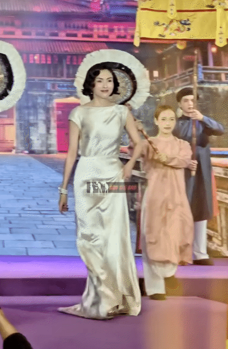Đẹp v&agrave; cao sang như H&agrave; Tăng khi h&oacute;a th&acirc;n th&agrave;nh "Nam Phương Ho&agrave;ng hậu": Đầm lụa trắng t&ocirc;n l&ecirc;n vẻ đẹp qu&yacute; ph&aacute;i vượt thời gian- Ảnh 1.