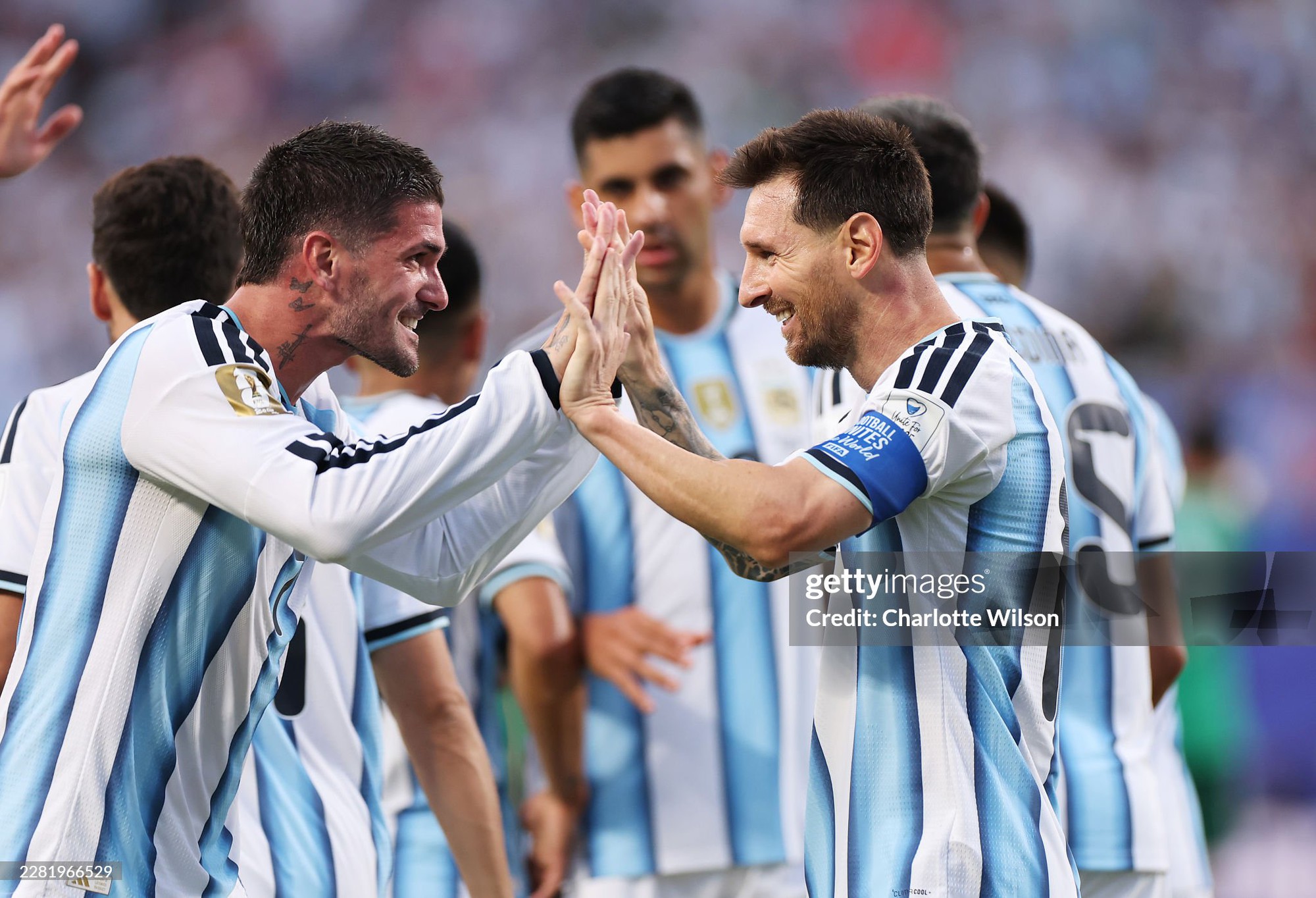Cầu thủ đẹp trai nhất World Cup 2026 ki&ecirc;m "cận vệ" của Messi sắp cưới ng&ocirc;i sao &acirc;m nhạc xinh đẹp - Ảnh 2.