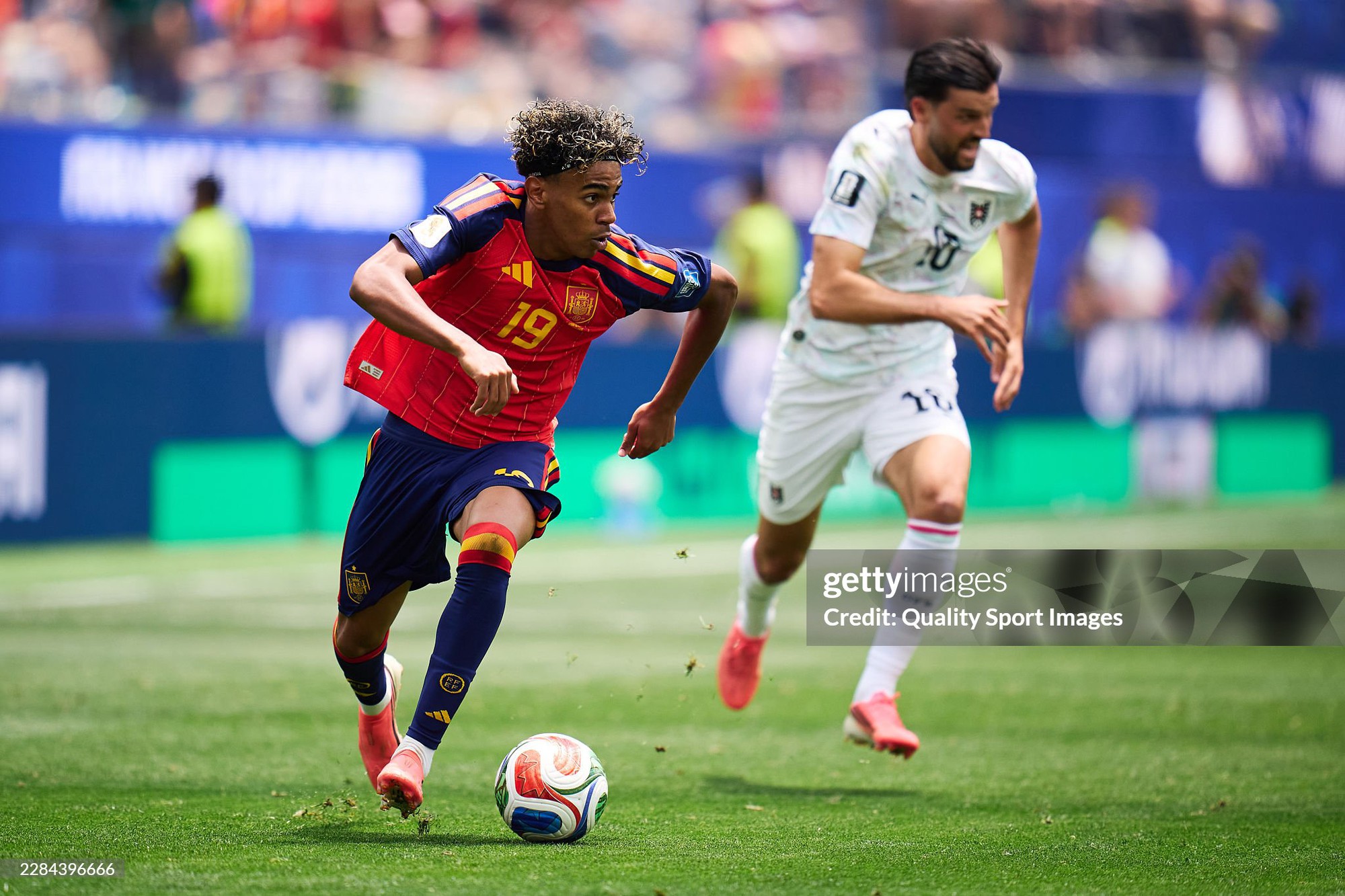 Em trai 3 tuổi của Lamine Yamal g&acirc;y sốt World Cup, m&agrave;n ăn mừng đ&aacute;ng y&ecirc;u khiến ai xem cũng phải mỉm cười- Ảnh 4.