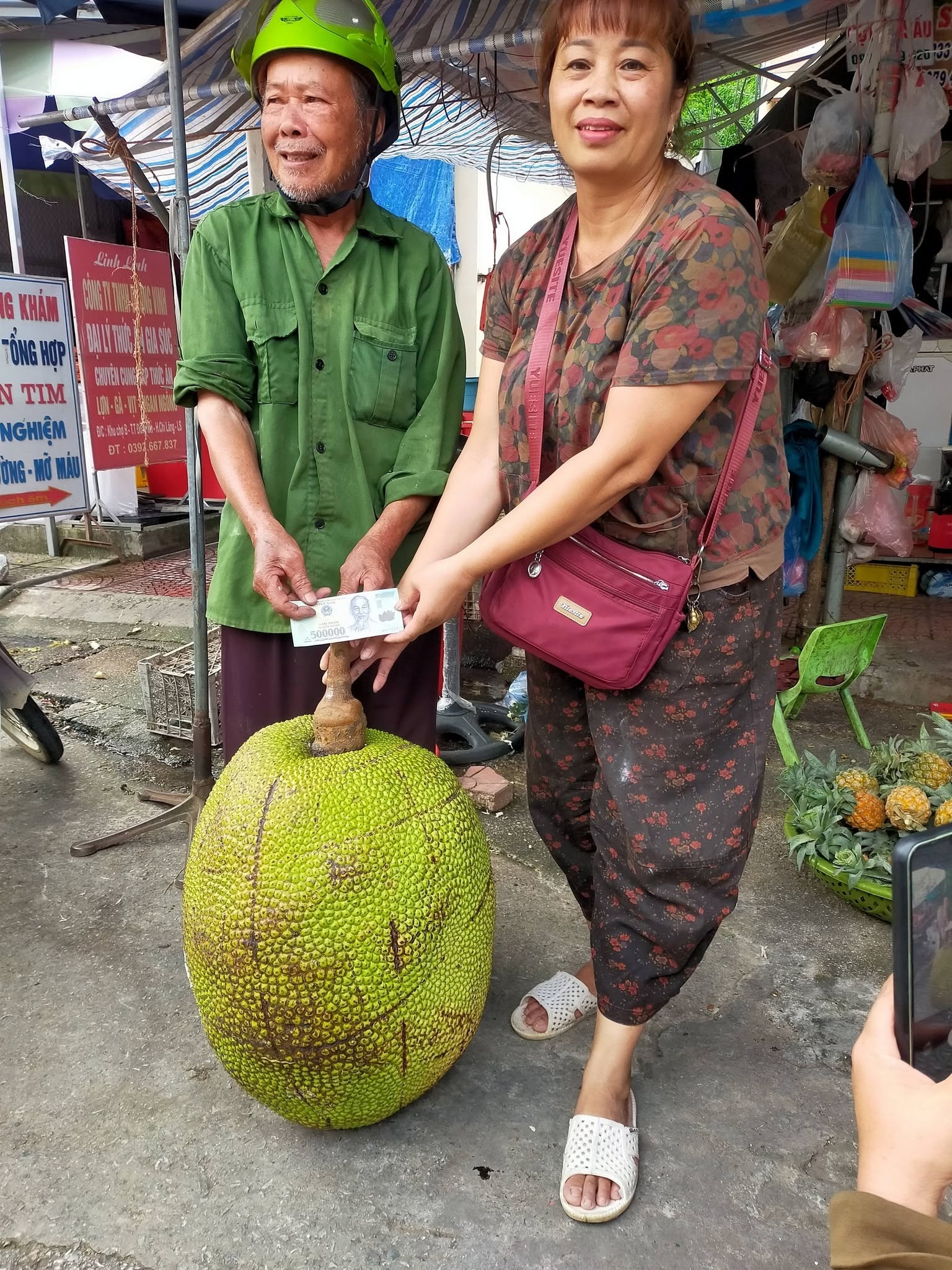 Quả mít 53kg ở Lạng Sơn khiến cả chợ kéo đến xem, được bán với giá 500.000 đồng, bổ ra sau 30 phút hết sạch- Ảnh 2.
