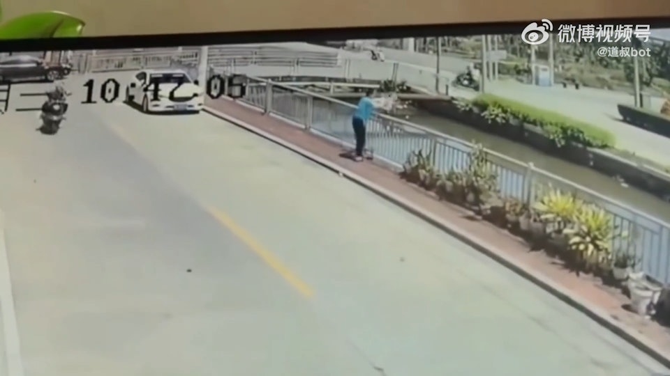 Người đ&agrave;n &ocirc;ng bế b&eacute; g&aacute;i n&eacute;m xuống s&ocirc;ng rồi bỏ đi - Ảnh 2.