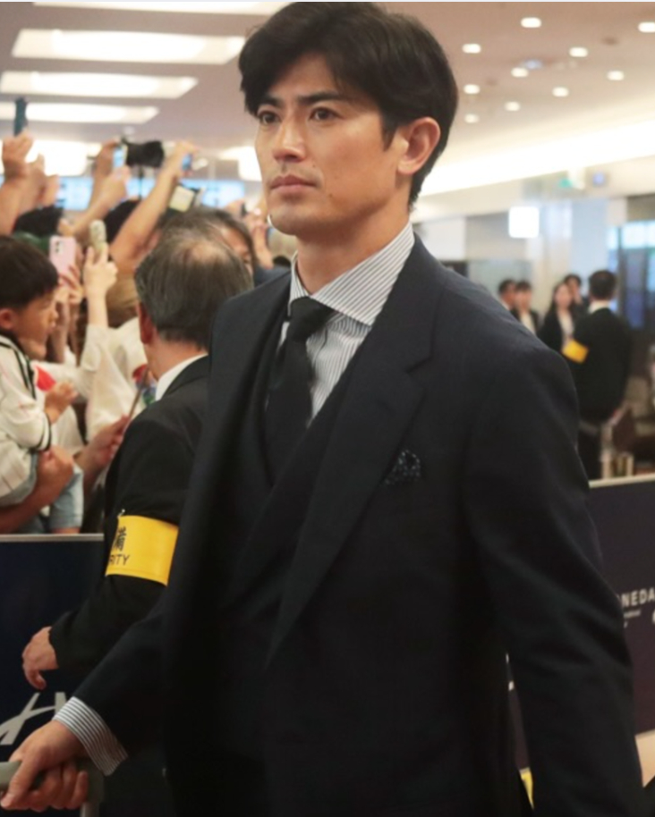 Thua World Cup nhưng thắng tuyệt đối về phong c&aacute;ch: D&agrave;n cầu thủ Nhật đ&oacute;ng suit 150 triệu về nước khiến MXH ầm ĩ- Ảnh 3.