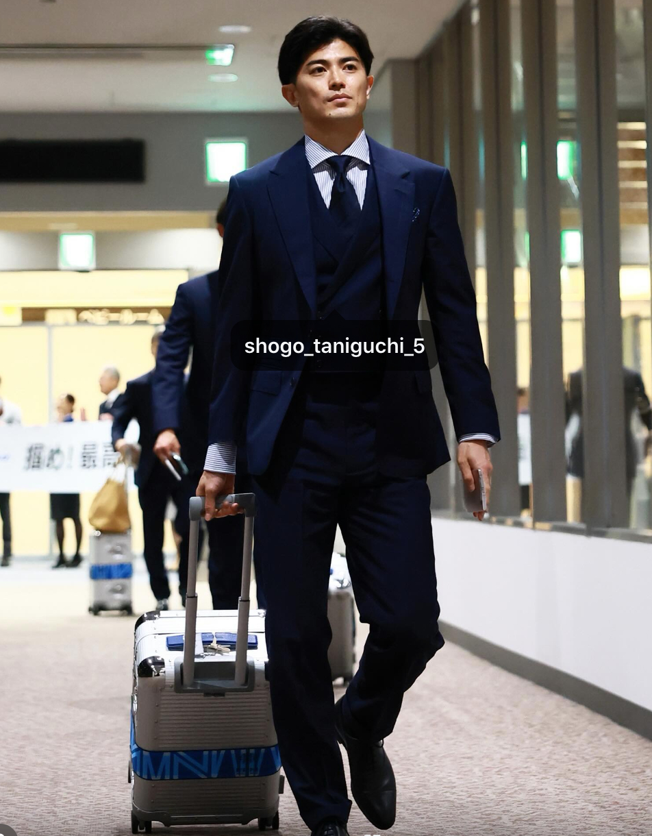 Thua World Cup nhưng thắng tuyệt đối về phong c&aacute;ch: D&agrave;n cầu thủ Nhật đ&oacute;ng suit 150 triệu về nước khiến MXH ầm ĩ- Ảnh 14.