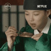 V&igrave; sao người H&agrave;n lại d&ugrave;ng đũa kim loại nhỏ vừa dẹt, vừa nặng lại kh&oacute; gắp như vậy? - Ảnh 1.