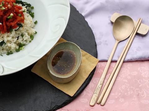 V&igrave; sao người H&agrave;n lại d&ugrave;ng đũa kim loại nhỏ vừa dẹt, vừa nặng lại kh&oacute; gắp như vậy? - Ảnh 3.