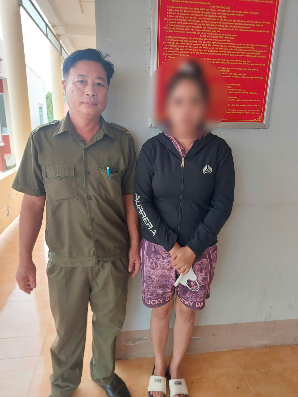 Kiểm tra nh&agrave; trọ l&uacute;c 16 giờ, c&ocirc;ng an tạm giữ c&ocirc; g&aacute;i sinh năm 2001- Ảnh 2.