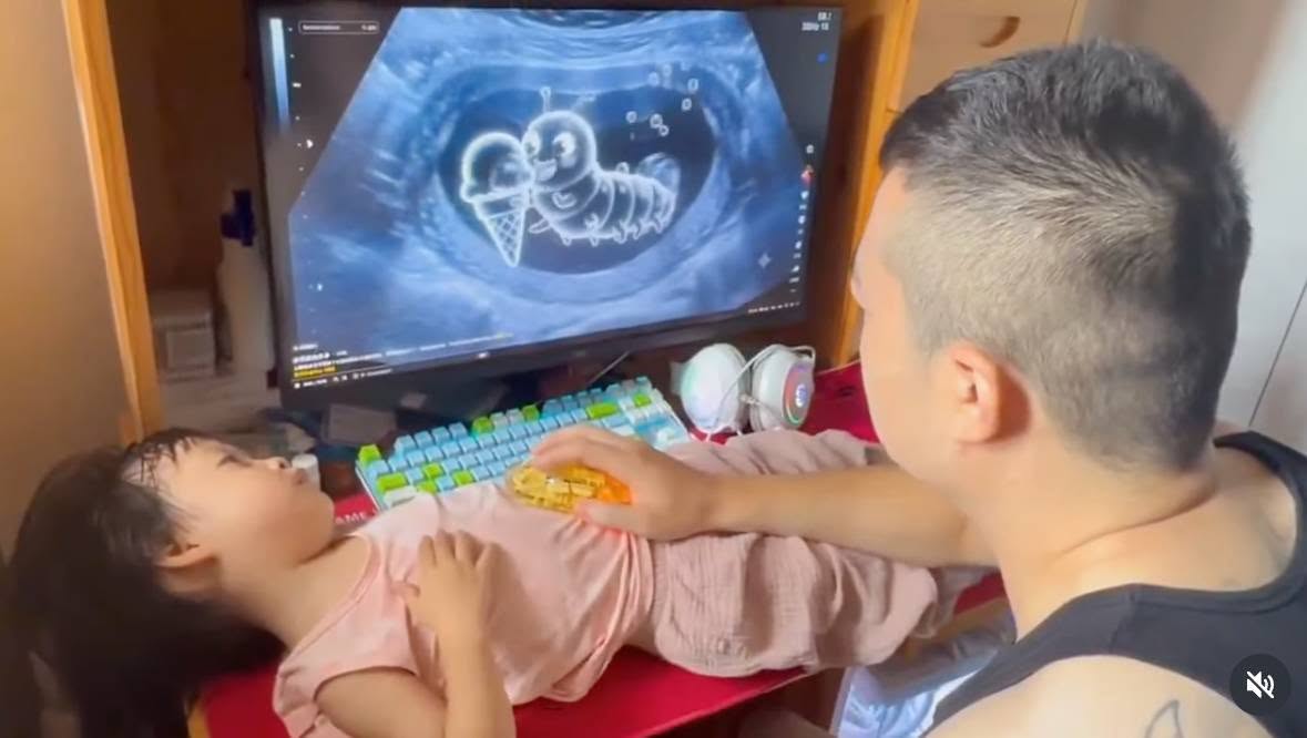 Đoạn clip ghi lại cảnh bố... si&ecirc;u &acirc;m cho con g&aacute;i "g&acirc;y b&atilde;o" MXH: Người khen c&aacute;ch dạy dỗ s&aacute;ng tạo, người ch&ecirc; "lừa dối trẻ con"!- Ảnh 1.