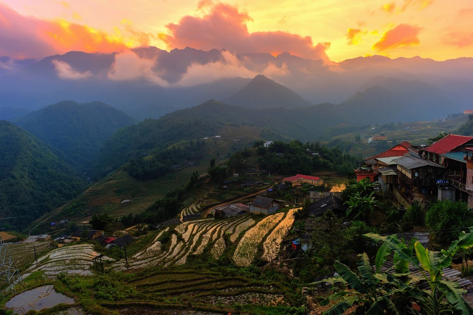 Ngôi làng hơn 150 năm tuổi cách Hà Nội 320 km: Đẹp như tranh 4 mùa, được đề cử danh hiệu tốt nhất thế giới - Ảnh 2.