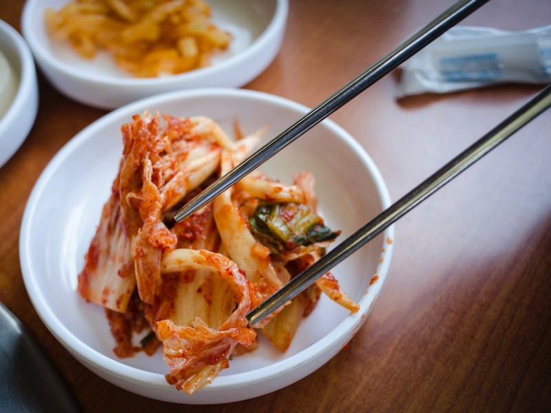 V&igrave; sao người H&agrave;n lại d&ugrave;ng đũa kim loại nhỏ vừa dẹt, vừa nặng lại kh&oacute; gắp như vậy? - Ảnh 2.