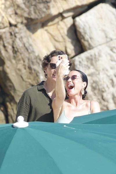 Bạn trai cựu Thủ tướng Canada thoa kem chống nắng cho Katy Perry khiến người xem đỏ mặt- Ảnh 6.