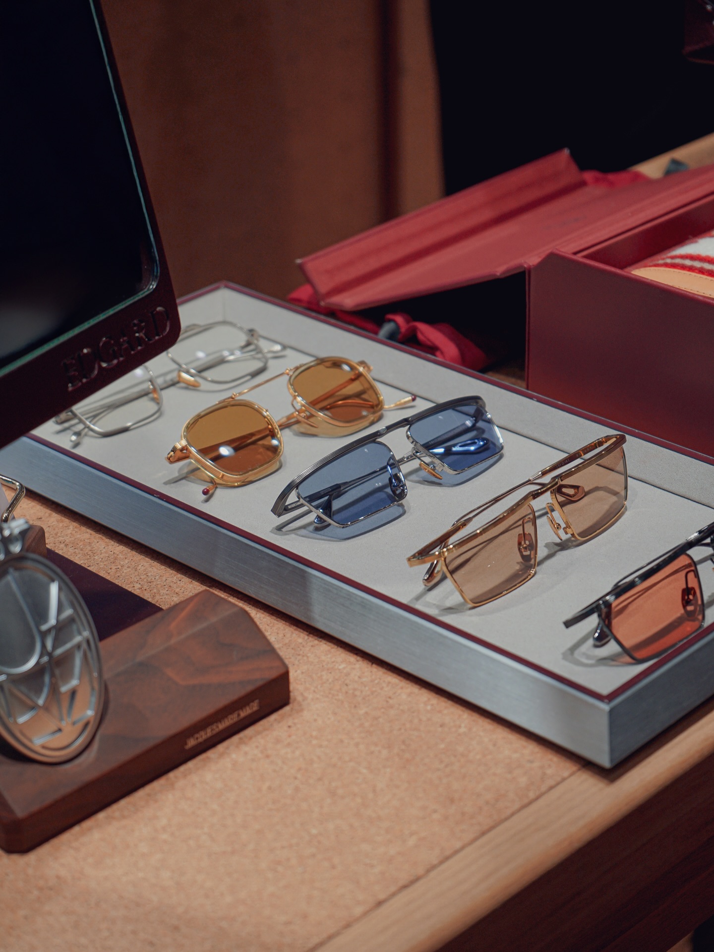 "Herm&egrave;s của giới k&iacute;nh mắt" khiến G-Dragon v&agrave; loạt sao Hollywood m&ecirc; đắm: Mỗi mẫu chỉ khoảng 500 chiếc- Ảnh 2.