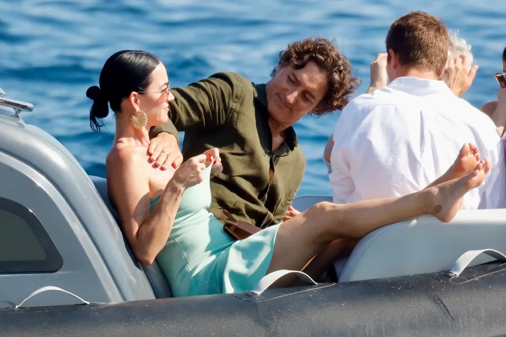 Bạn trai cựu Thủ tướng Canada thoa kem chống nắng cho Katy Perry khiến người xem đỏ mặt- Ảnh 4.