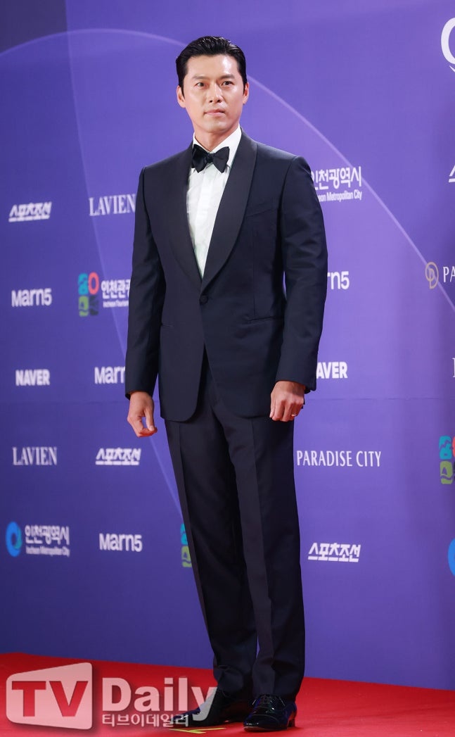 Hyun Bin - Kim Woo Bin đại n&aacute;o Rồng Xanh 2026: Đẹp trai đến mức nh&igrave;n như tượng tạc, Son Ye Jin vắng b&oacute;ng- Ảnh 1.