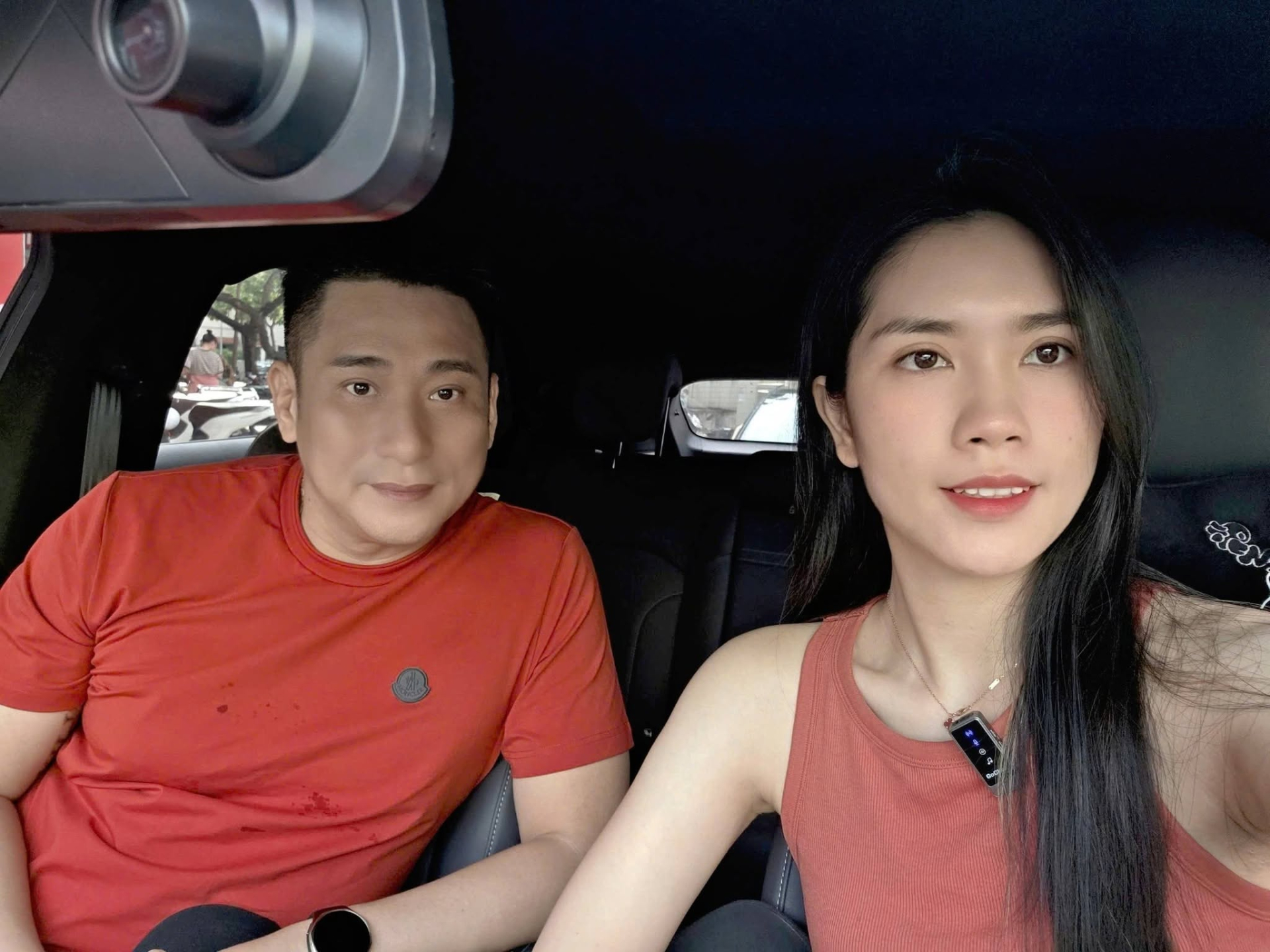 Đi xe m&aacute;y sắp rớt p&ocirc;, c&ocirc; sinh vi&ecirc;n cưới chồng Ph&oacute; gi&aacute;m đốc lớn hơn 13 tuổi: Sợ nhất nh&agrave; rộng v&agrave; đồ hiệu - Ảnh 5.