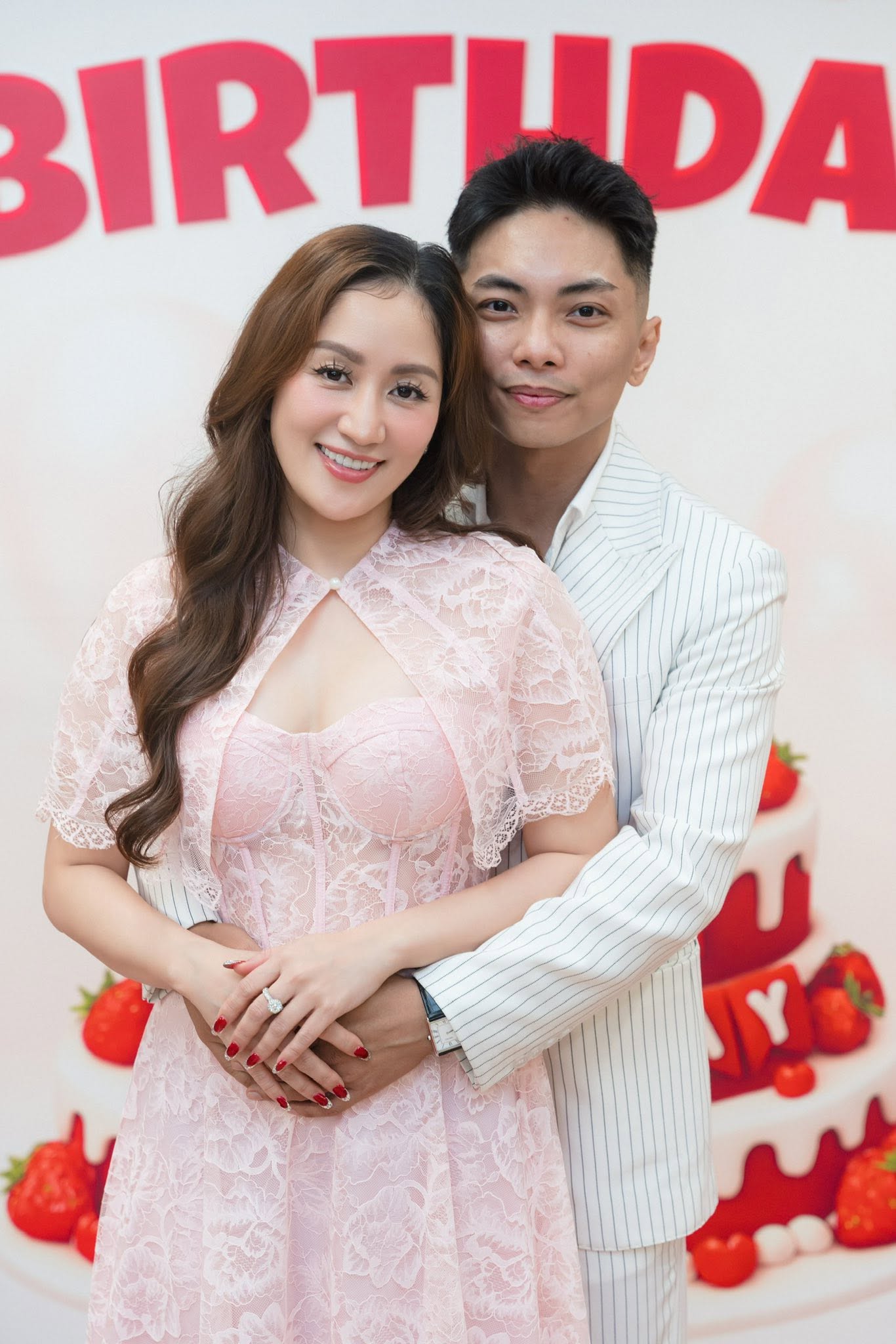 Chồng k&eacute;m 11 tuổi của nữ viện trưởng nổi tiếng SN 1982: "Xong, chết trong nụ cười của n&agrave;ng"- Ảnh 1.