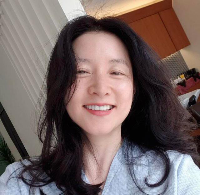 Lee Young Ae tuổi 55 vẫn đẹp thần th&aacute;i, da mọng collagen: Từ l&acirc;u đ&atilde; kết th&acirc;n 3 b&agrave;i tập chống gi&agrave; từ b&ecirc;n trong- Ảnh 5.