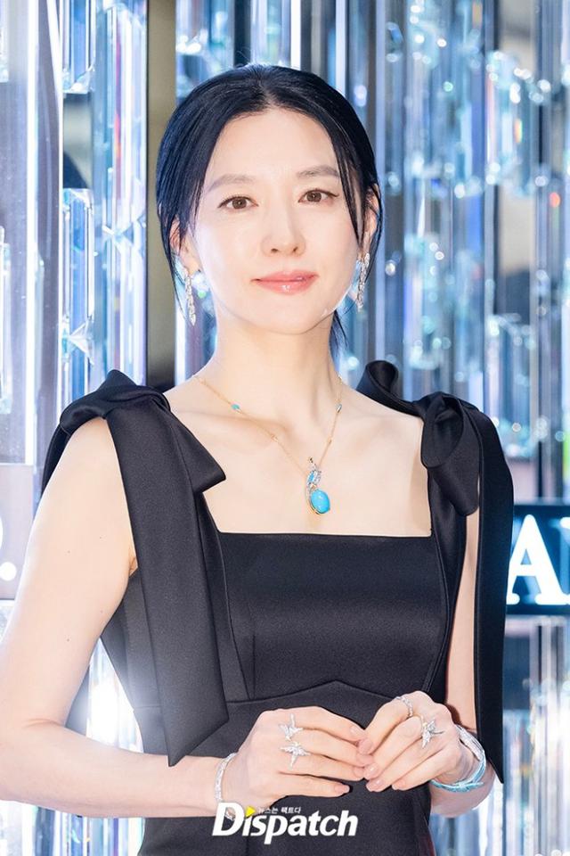 Lee Young Ae tuổi 55 vẫn đẹp thần th&aacute;i, da mọng collagen: Từ l&acirc;u đ&atilde; kết th&acirc;n 3 b&agrave;i tập chống gi&agrave; từ b&ecirc;n trong- Ảnh 4.