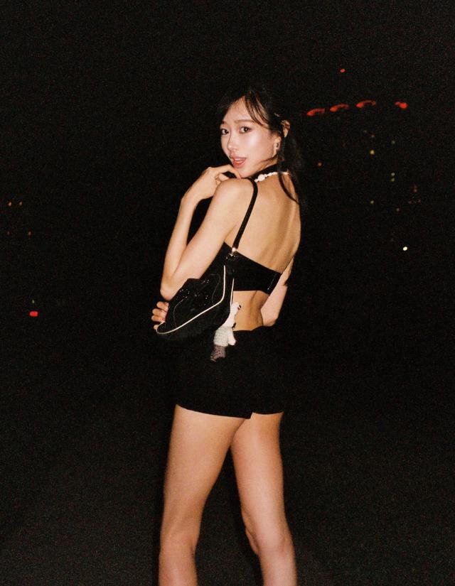 "G&aacute;i chiến" cứ ra s&acirc;n bay l&agrave; hot- Ảnh 7.