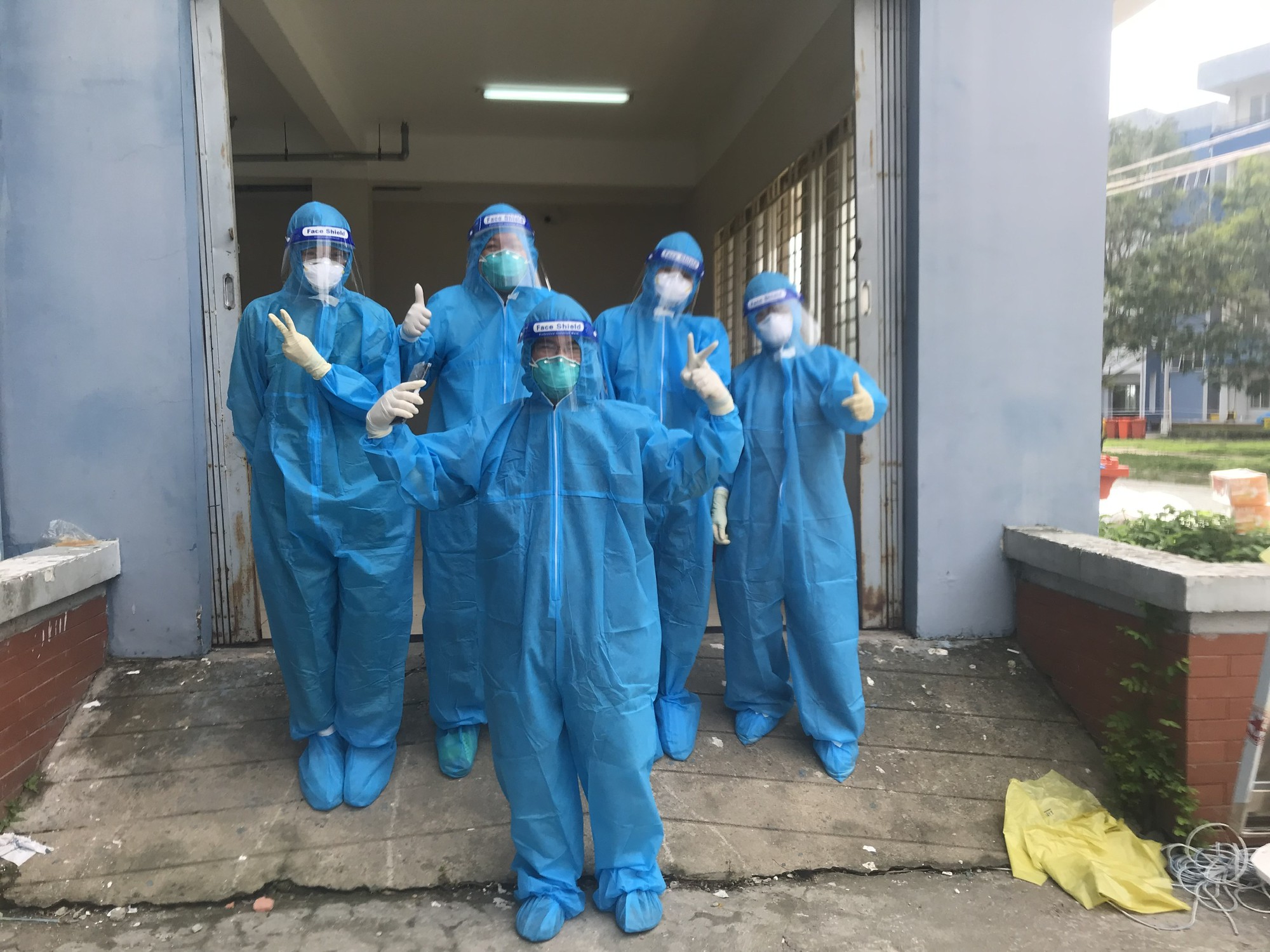 Bác sĩ TP.HCM nghẹn lòng trước tâm nguyện mang theo đôi dép của 1 người mẹ trước lúc qua đời: "Tôi có viết vào cuốn hồi kí Covid, nhưng chưa bao giờ đọc lần 2…”- Ảnh 5.