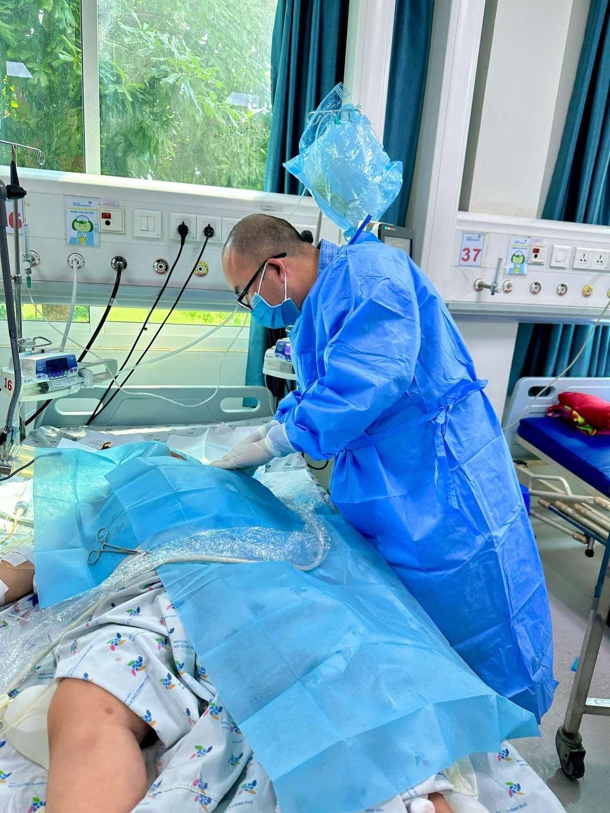 Bác sĩ TP.HCM nghẹn lòng trước tâm nguyện mang theo đôi dép của 1 người mẹ trước lúc qua đời: "Tôi có viết vào cuốn hồi kí Covid, nhưng chưa bao giờ đọc lần 2…”- Ảnh 8.