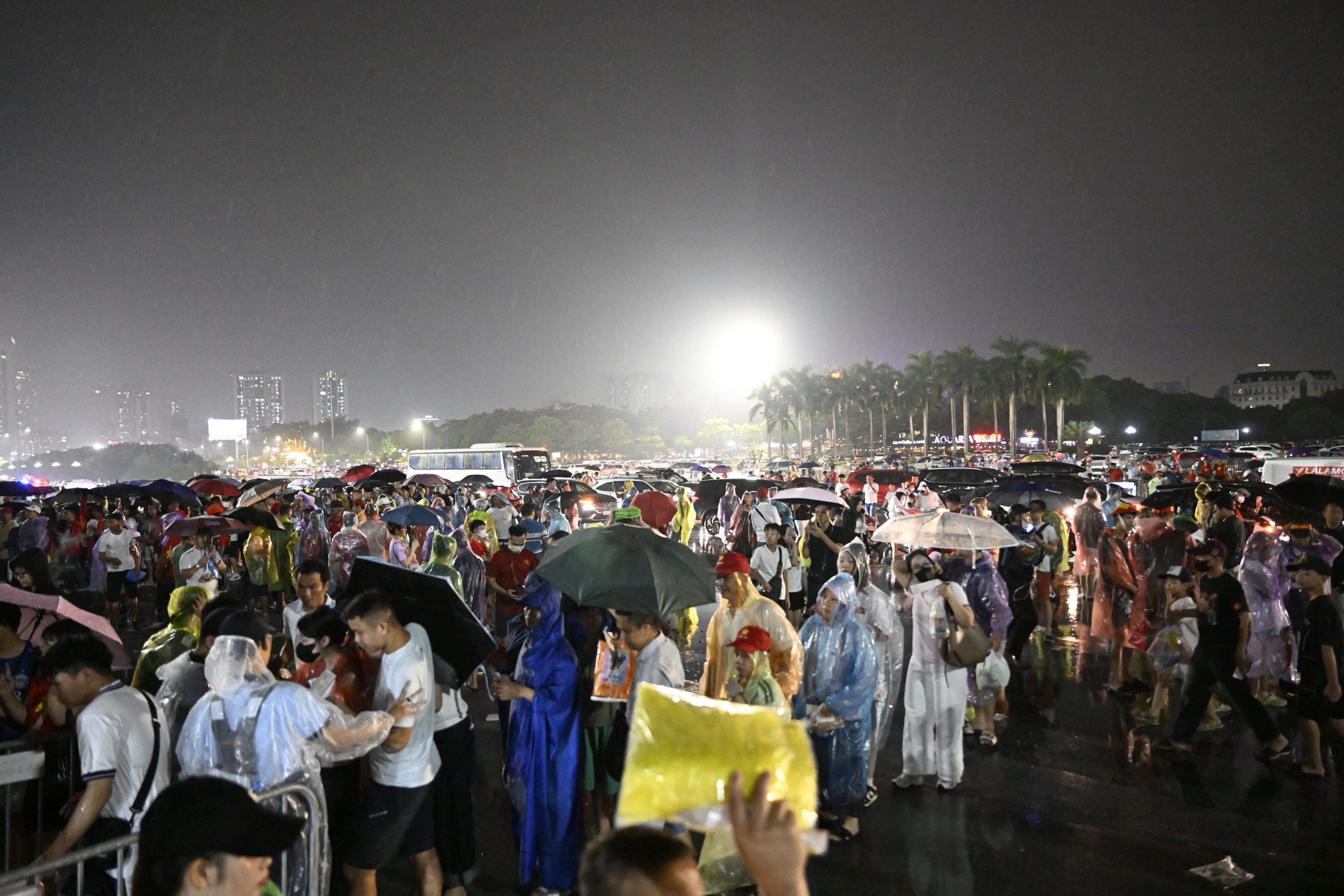 Gallery - Tuyển Việt Nam hoà nhọc nhằn 0-0 Singapore, sút 16 quả không ghi nổi bàn nào - image 2