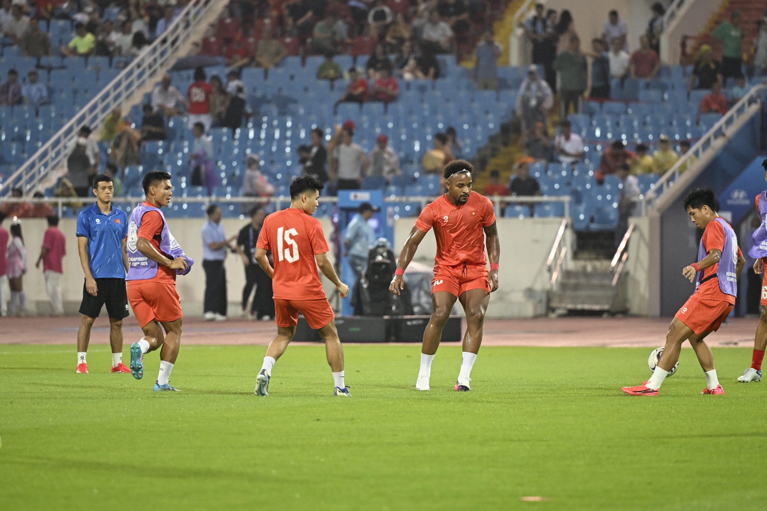Gallery - Tuyển Việt Nam hoà nhọc nhằn 0-0 Singapore, sút 16 quả không ghi nổi bàn nào - image 12