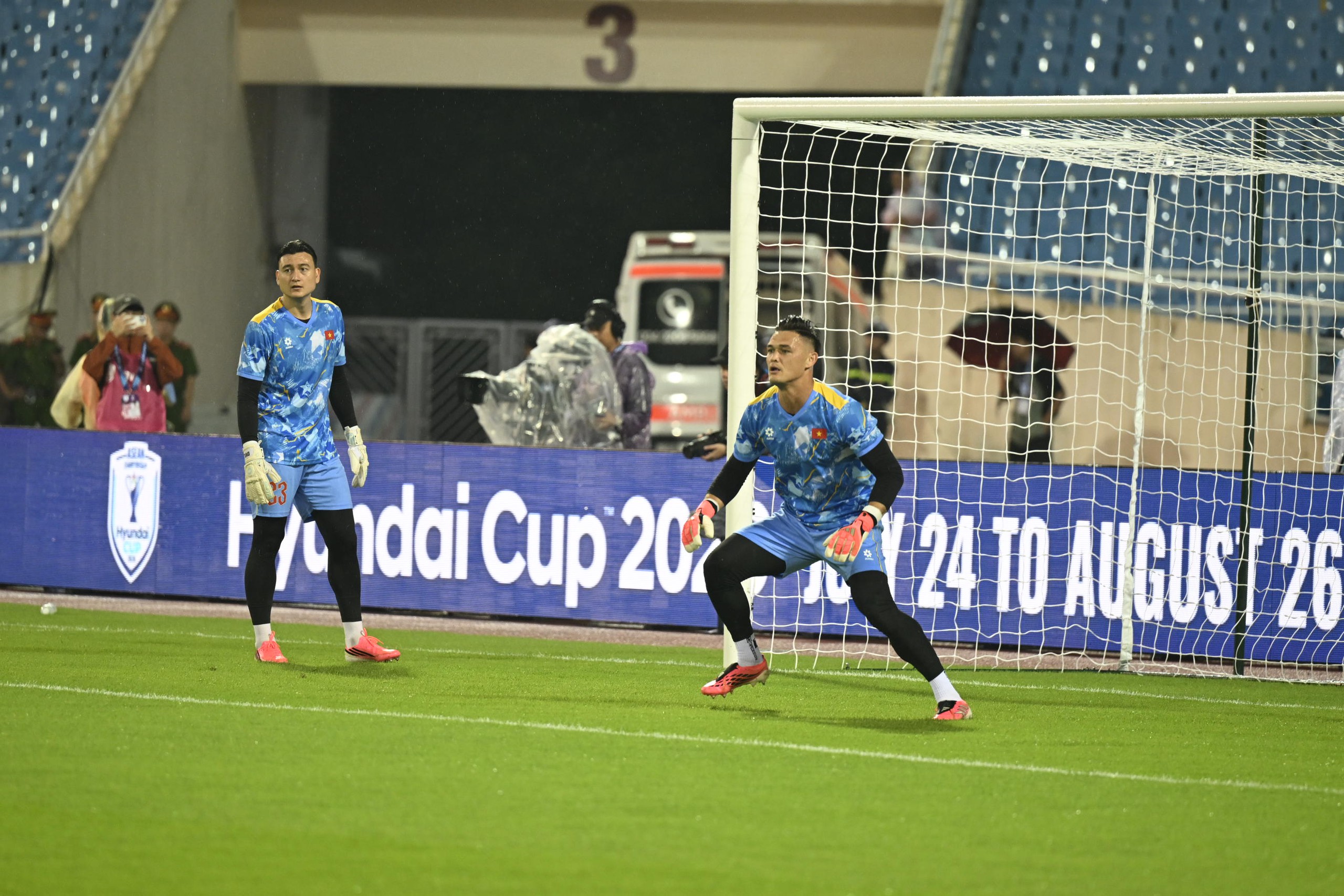 Gallery - Tuyển Việt Nam hoà nhọc nhằn 0-0 Singapore, sút 16 quả không ghi nổi bàn nào - image 13