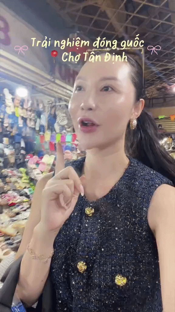 Mấy chị T&acirc;y k&eacute;o nhau đến chợ T&acirc;n Định đ&oacute;ng guốc mộc: Nghề thủ c&ocirc;ng truyền thống Việt comeback mạnh mẽ, h&oacute;a th&agrave;nh trend du lịch S&agrave;i G&ograve;n- Ảnh 14.