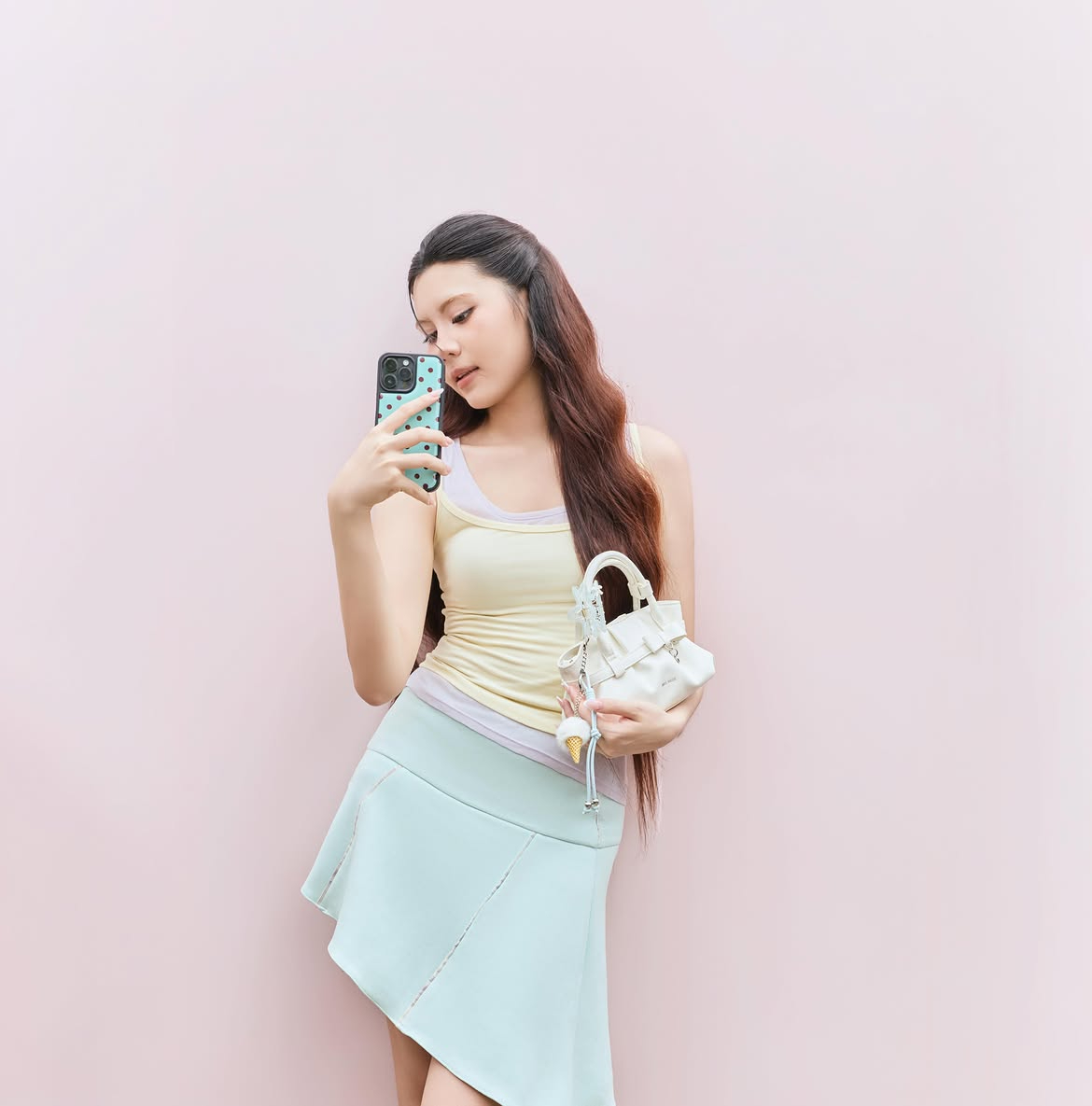 Tiểu c&ocirc;ng ch&uacute;a showbiz vừa tr&ograve;n 18 tuổi: Visual nở rộ như hoa, gu mặc cũng "trổ m&atilde;", đẹp đến kh&oacute; rời mắt - Ảnh 10.