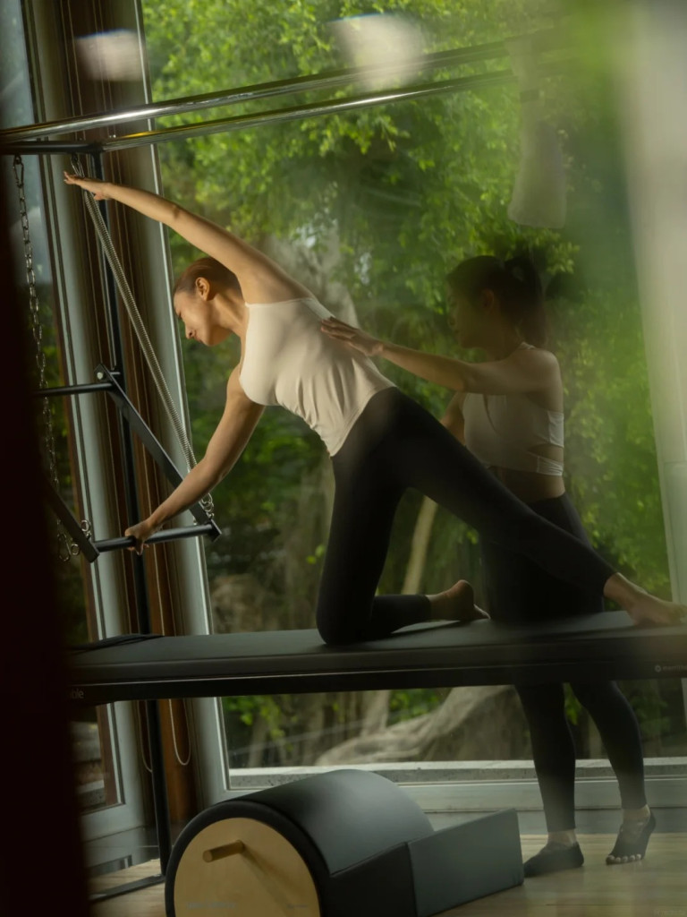 B&ecirc;n trong nghề l&agrave;m HLV Pilates ở resort gi&aacute; trăm triệu/ đ&ecirc;m: Phải k&yacute; một thỏa thuận &ldquo;sống c&ograve;n&rdquo;- Ảnh 4.