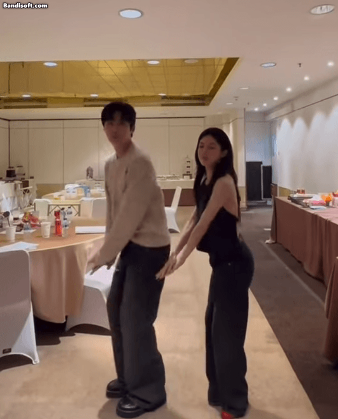 Cặp đ&ocirc;i ng&ocirc;n t&igrave;nh c&ocirc;ng khai t&igrave;nh tứ giữa lễ trao giải: Nh&agrave; trai đẹp top đầu cả nước, nh&agrave; g&aacute;i đang nổi như cồn- Ảnh 7.