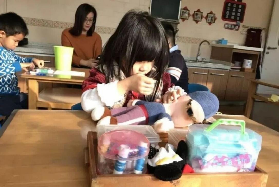 Nếu trẻ thường xuy&ecirc;n c&oacute; 3 h&agrave;nh động nhỏ n&agrave;y, chứng tỏ con đ&atilde; bắt đầu tự ti, cha mẹ đừng chủ quan bỏ qua- Ảnh 2.