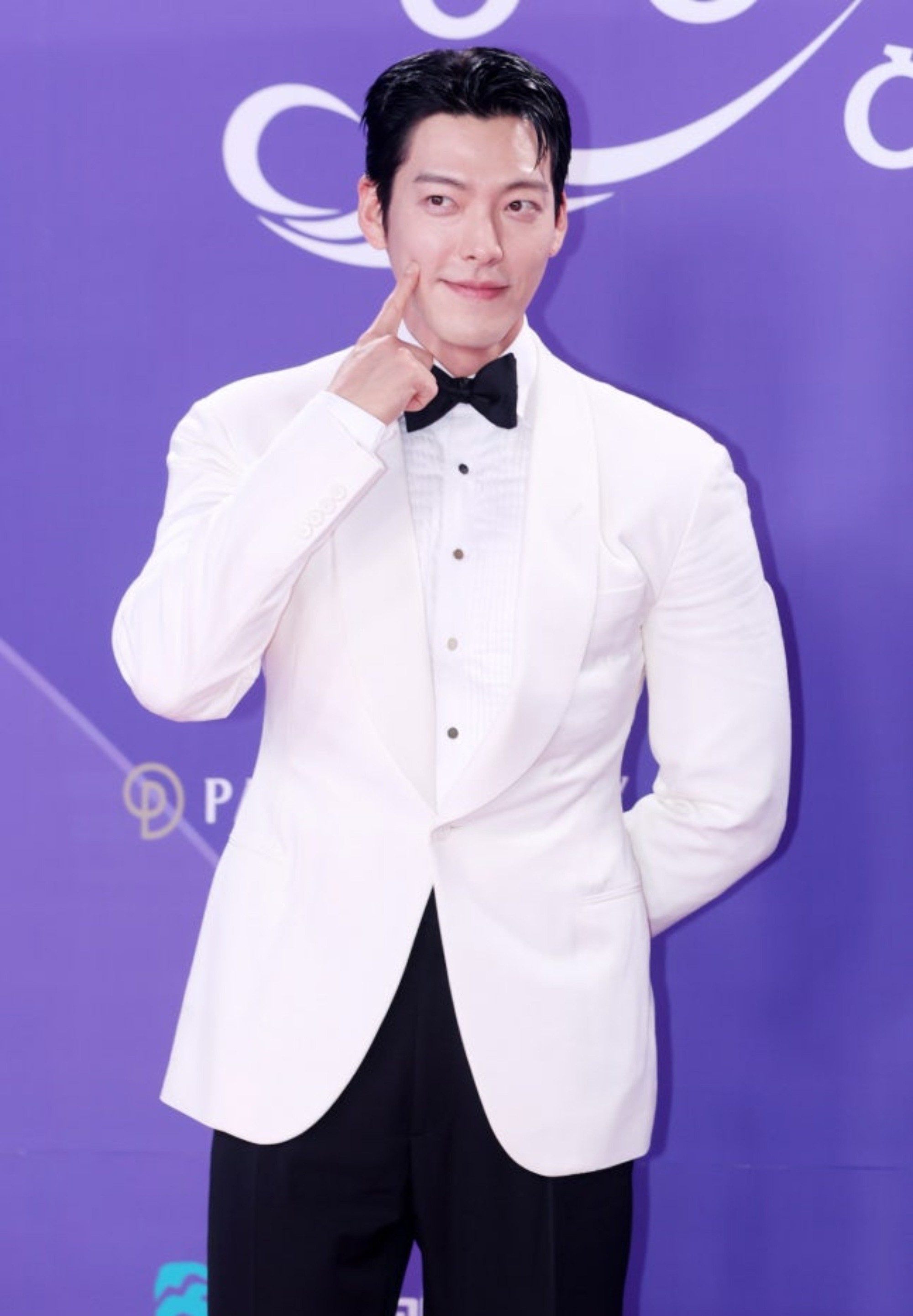 Hyun Bin - Kim Woo Bin đại n&aacute;o Rồng Xanh 2026: Đẹp trai đến mức nh&igrave;n như tượng tạc, Son Ye Jin vắng b&oacute;ng- Ảnh 5.