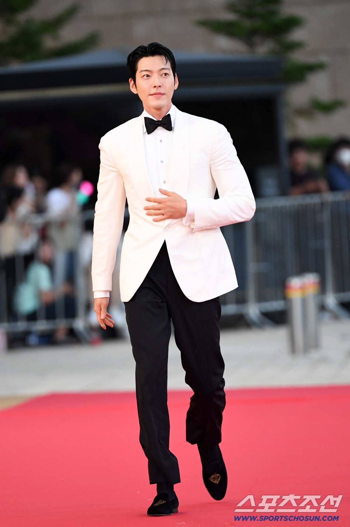 Hyun Bin - Kim Woo Bin đại n&aacute;o Rồng Xanh 2026: Đẹp trai đến mức nh&igrave;n như tượng tạc, Son Ye Jin vắng b&oacute;ng- Ảnh 6.