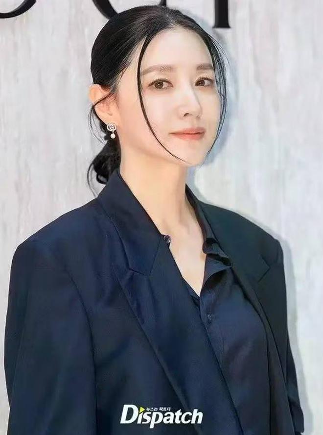 Lee Young Ae tuổi 55 vẫn đẹp thần th&aacute;i, da mọng collagen: Từ l&acirc;u đ&atilde; kết th&acirc;n 3 b&agrave;i tập chống gi&agrave; từ b&ecirc;n trong- Ảnh 1.