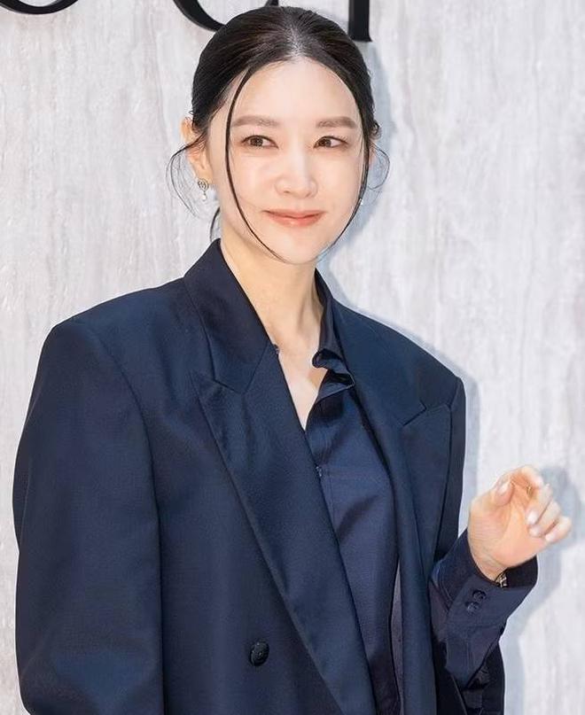 Lee Young Ae tuổi 55 vẫn đẹp thần th&aacute;i, da mọng collagen: Từ l&acirc;u đ&atilde; kết th&acirc;n 3 b&agrave;i tập chống gi&agrave; từ b&ecirc;n trong- Ảnh 2.