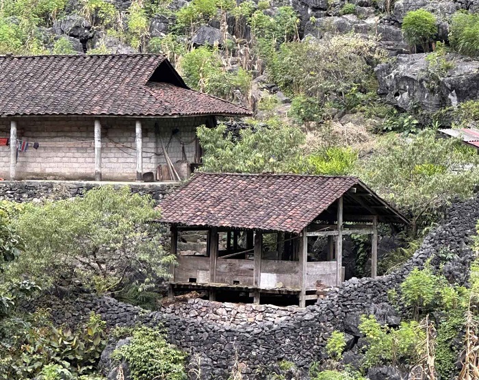"Làng địa ngục" bước ra từ màn ảnh: Nằm trên độ cao 1.500m ở vùng núi phía Bắc, dân làng từng sống trong "3 không" - Ảnh 1.