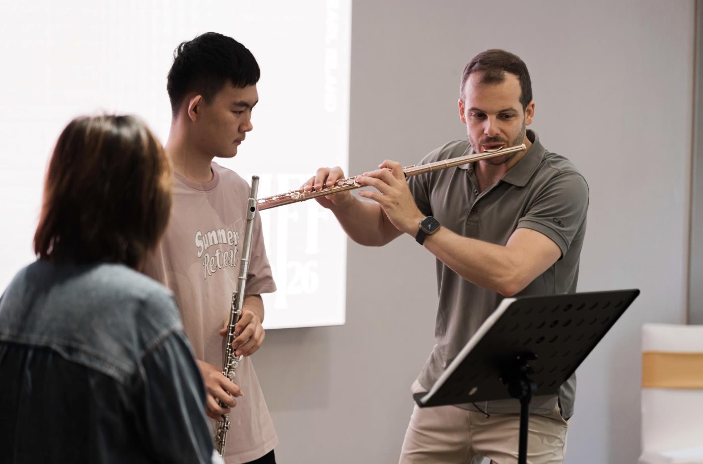 Nghệ sĩ Erin Bouriakov: “Tôi muốn nghệ sĩ trẻ Việt Nam dám mơ những giấc mơ lớn hơn” - Ảnh 5.