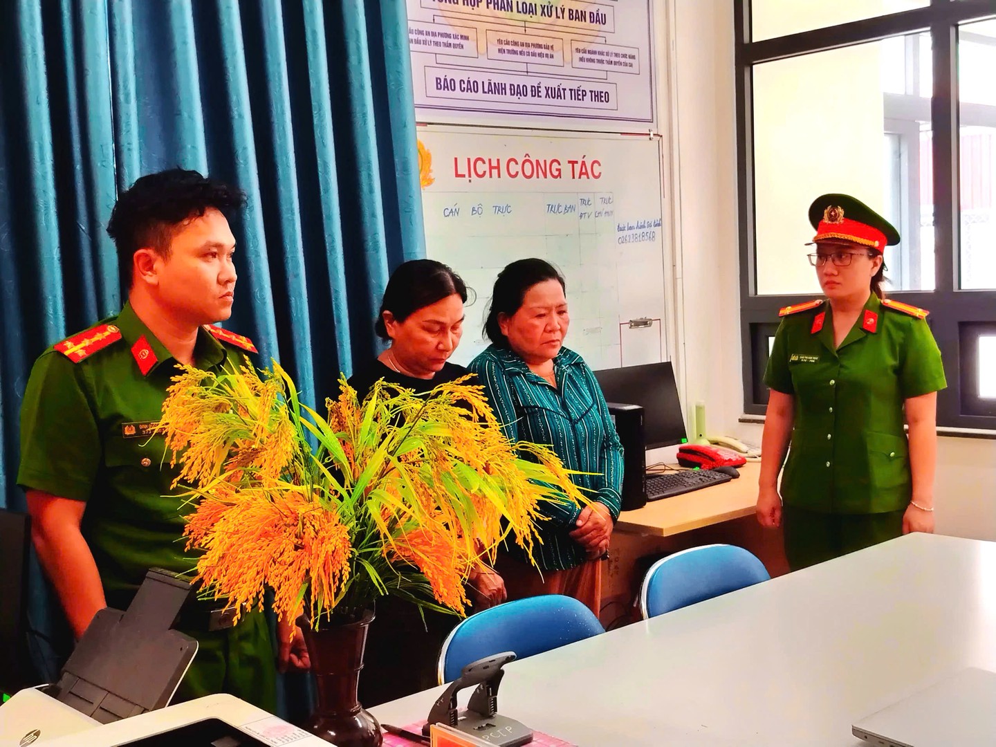 Thi h&agrave;nh lệnh bắt tạm giam t&igrave;nh nguyện vi&ecirc;n Th&aacute;i Thị Hồng Thắm SN 1972- Ảnh 2.