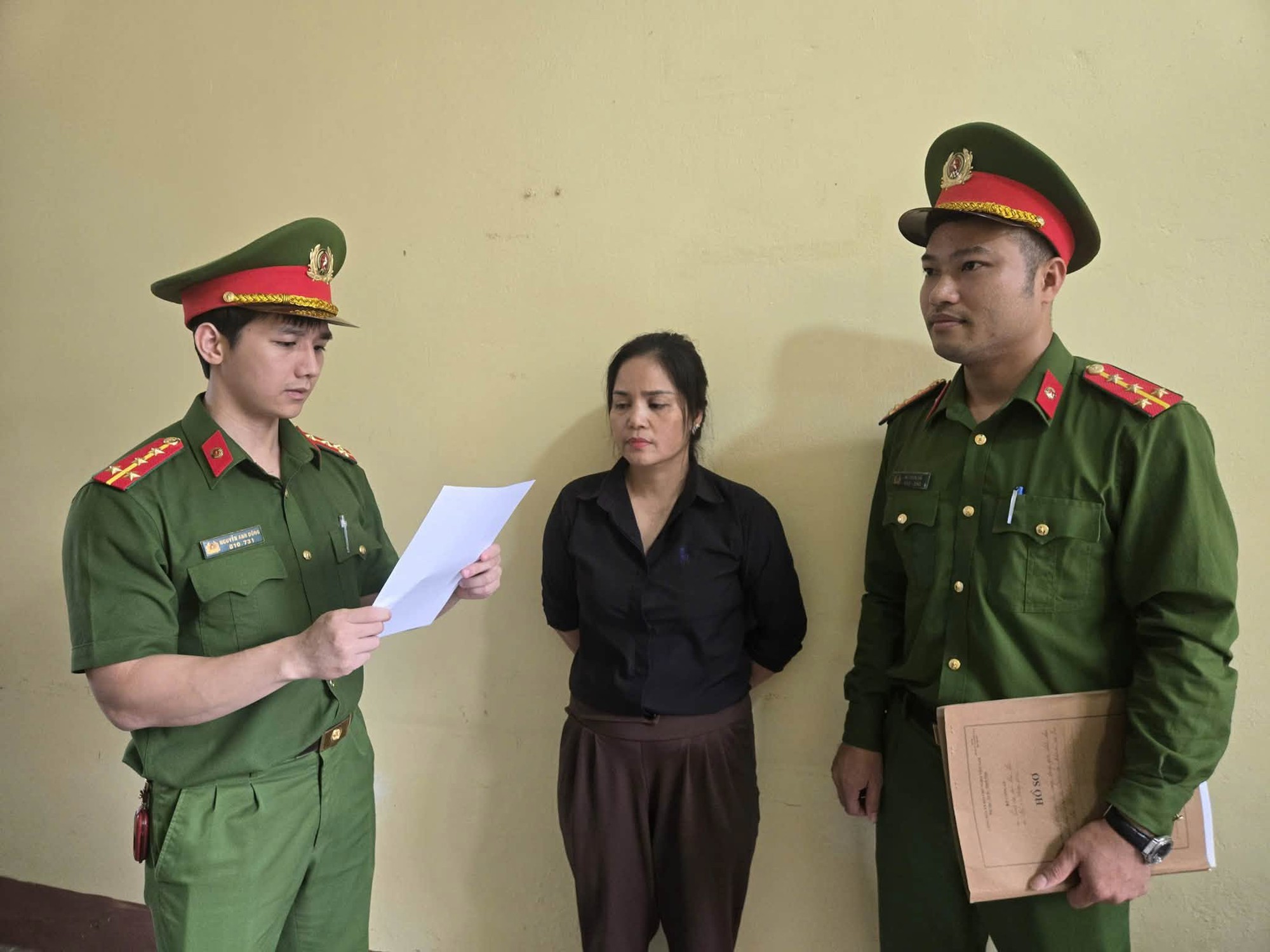 Quyết định khởi tố chủ nợ Đặng Thị Ghi 45 tuổi- Ảnh 1.